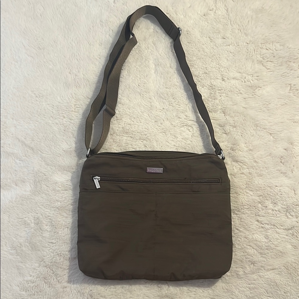 Baggallini Olive Crossbody Bag with Adjustable Strap Good Condition